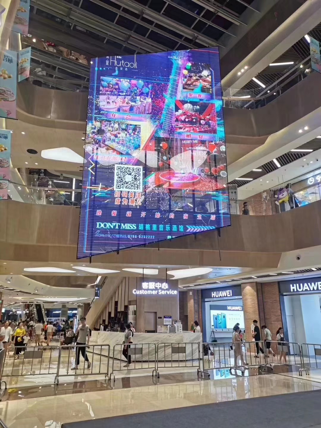 LED透明屏成功占領(lǐng)了我們的日常生活