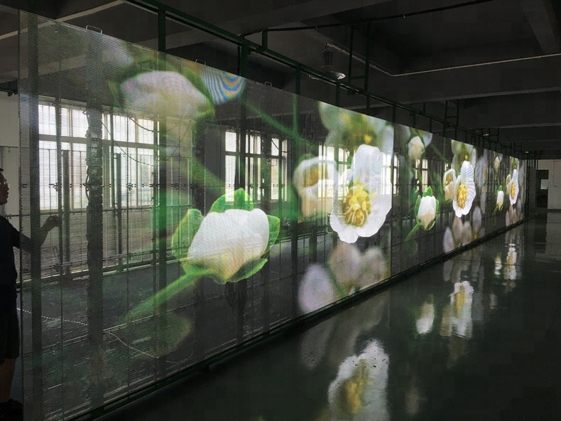 LED透明屏發(fā)展模式走向定制嗎？