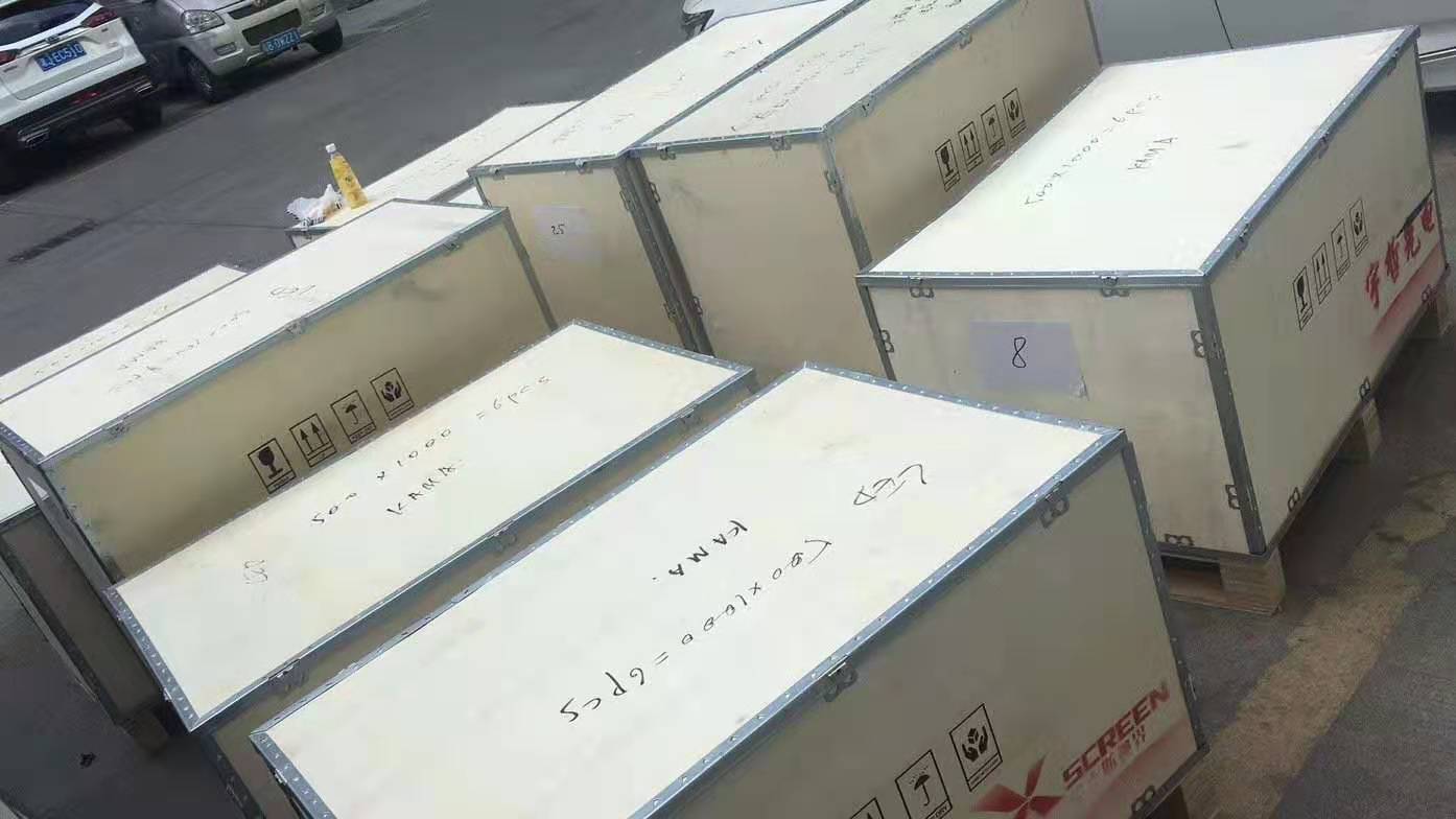 鴻合顯示80平方戶外p4.81全防水LED智能感應(yīng)互動(dòng)地磚屏出貨中，即將發(fā)往美國！