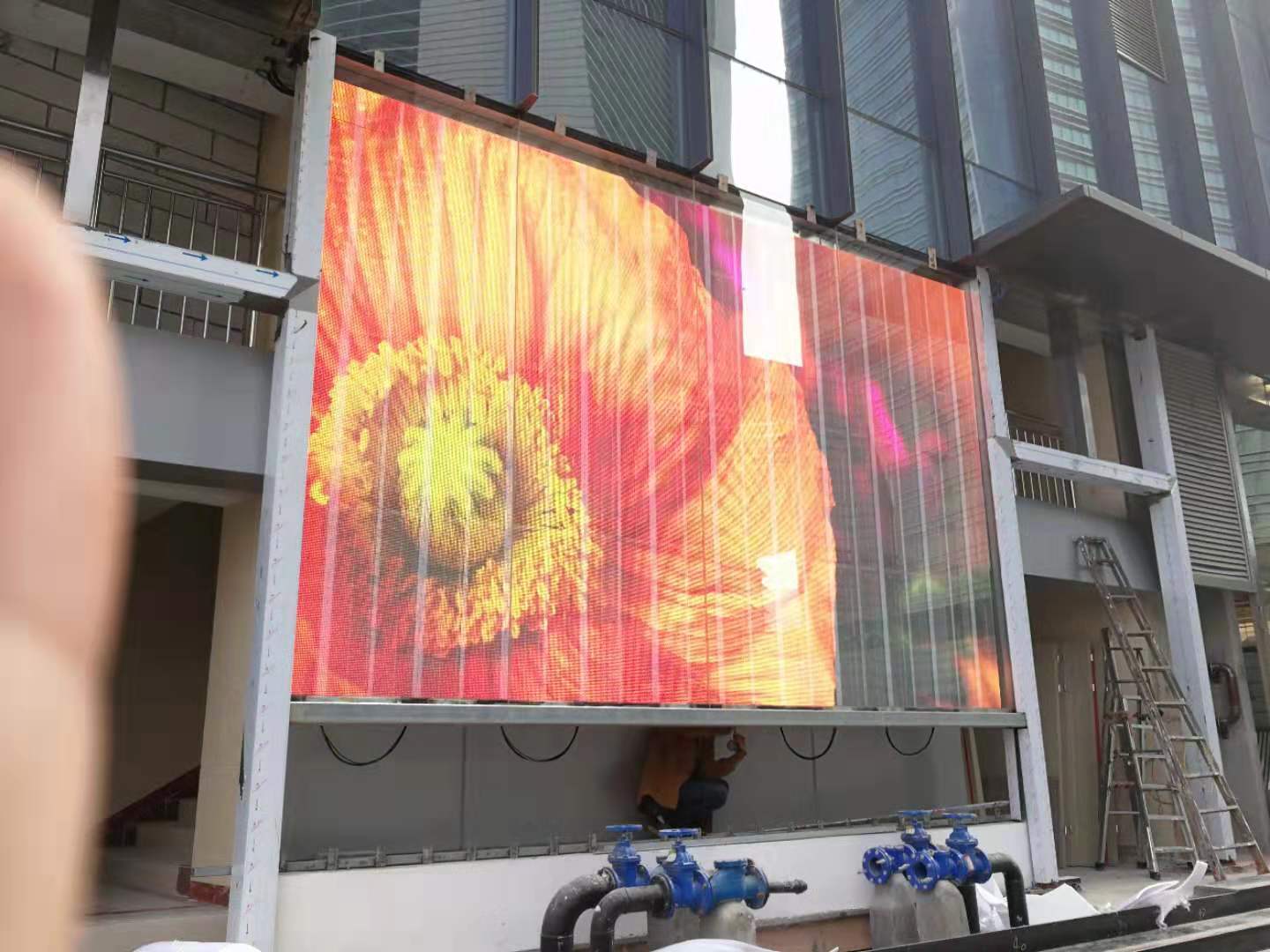 Led透明屏與格柵屏的區(qū)別